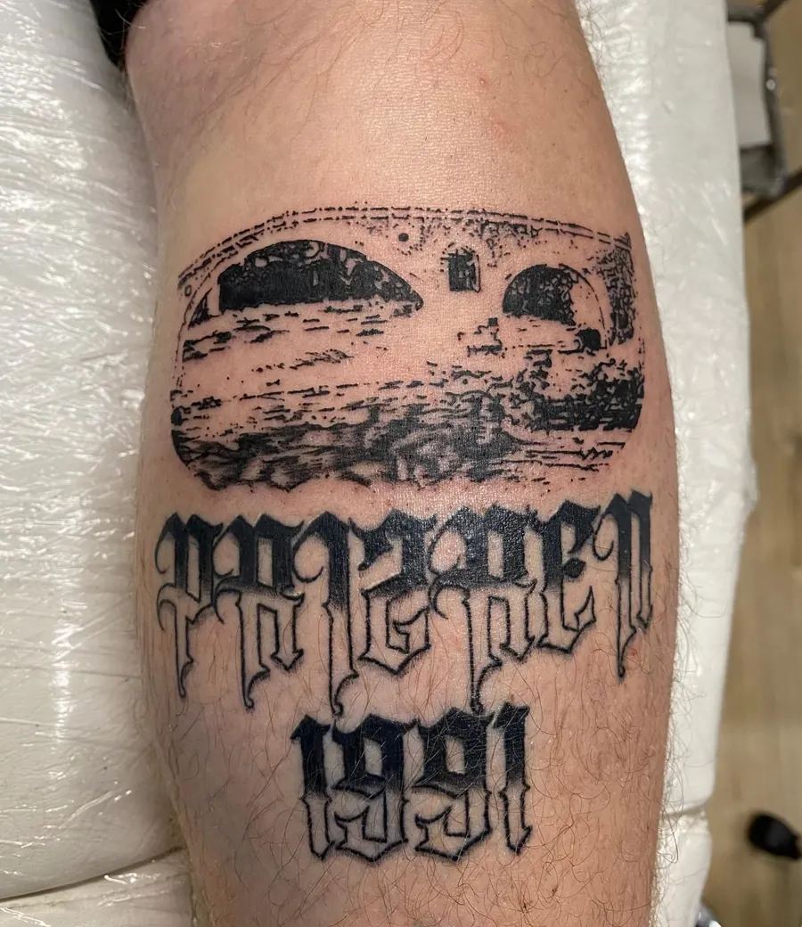 Schriftzug Mostar 1991 mit Stadtmotiv als Schwarz-Grau-Tattoo