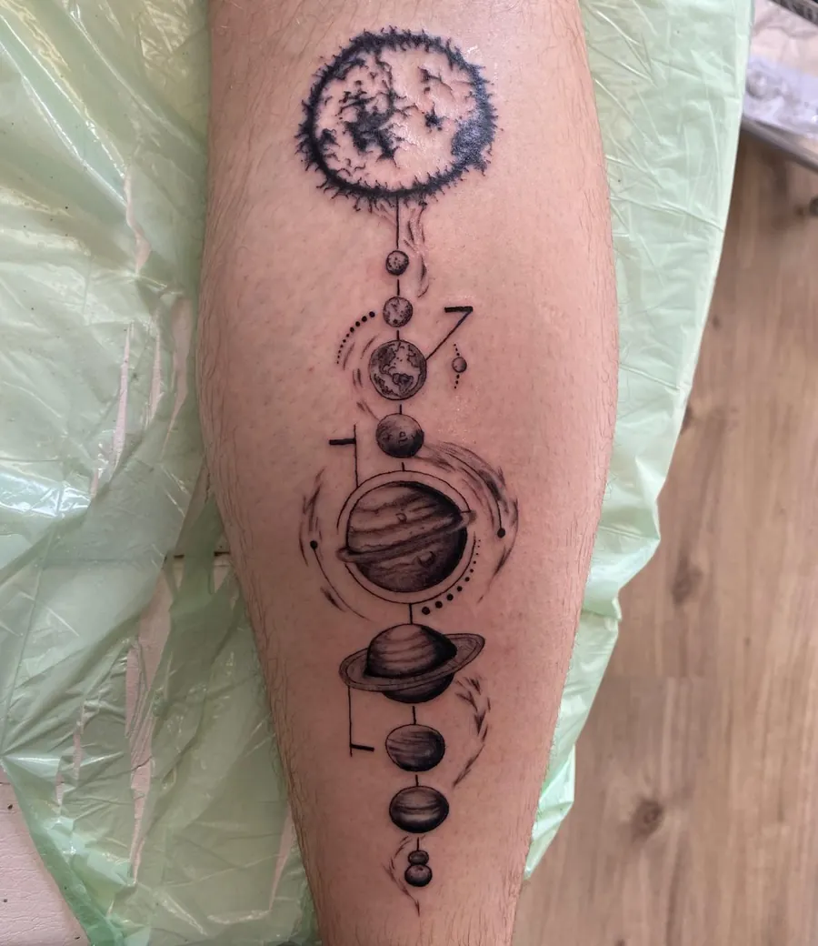 Schwarzgraues Weltraum-Tattoo mit Planeten entlang des Beins